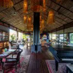 Interior de la zona principal de Mukwa River Lodge.