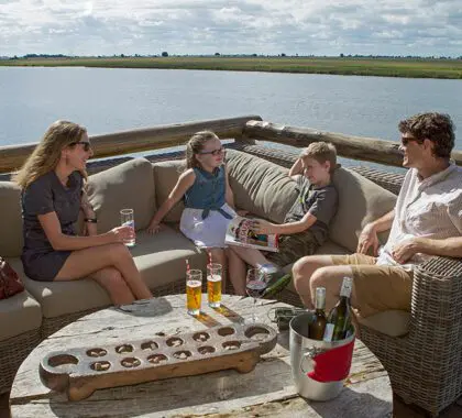 Passeios de barco para toda a família no Chobe Game Lodge.