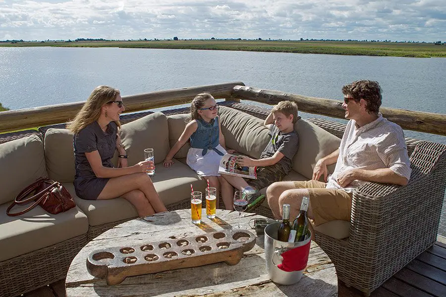 Paseos en barco para toda la familia en el Chobe Game Lodge.