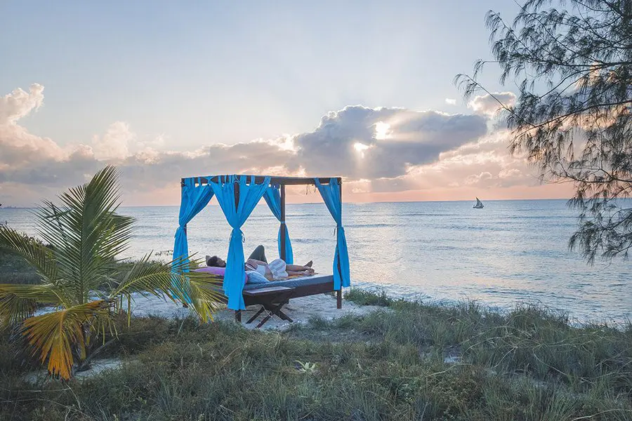 Pareja descansando en una sala en la playa de Mozambique.