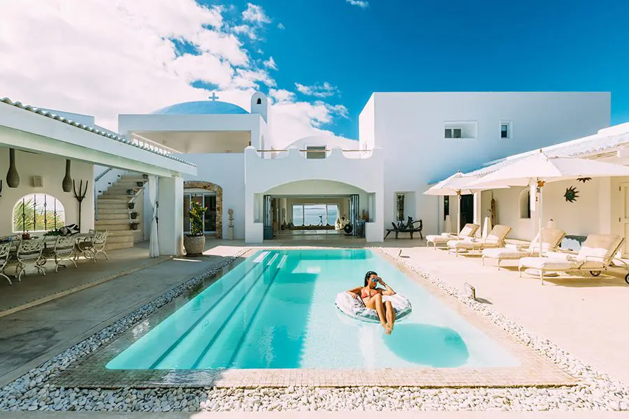 Una mujer descansa en la piscina del patio de Santorini en Vilanculos, Mozambique.