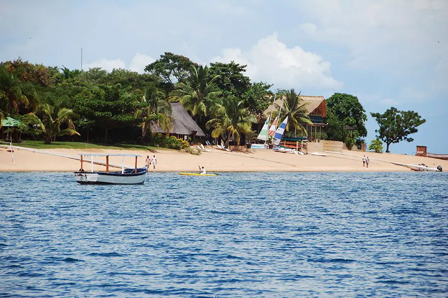 Aguas tranquilas y playa virgen del lago Malawi, Malawi.