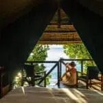 Relájese en su terraza privada con vistas a la playa en Masoala Lodge.