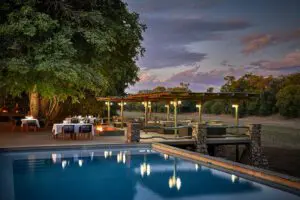 La cubierta principal y la zona de baño del Mfuwe Lodge.