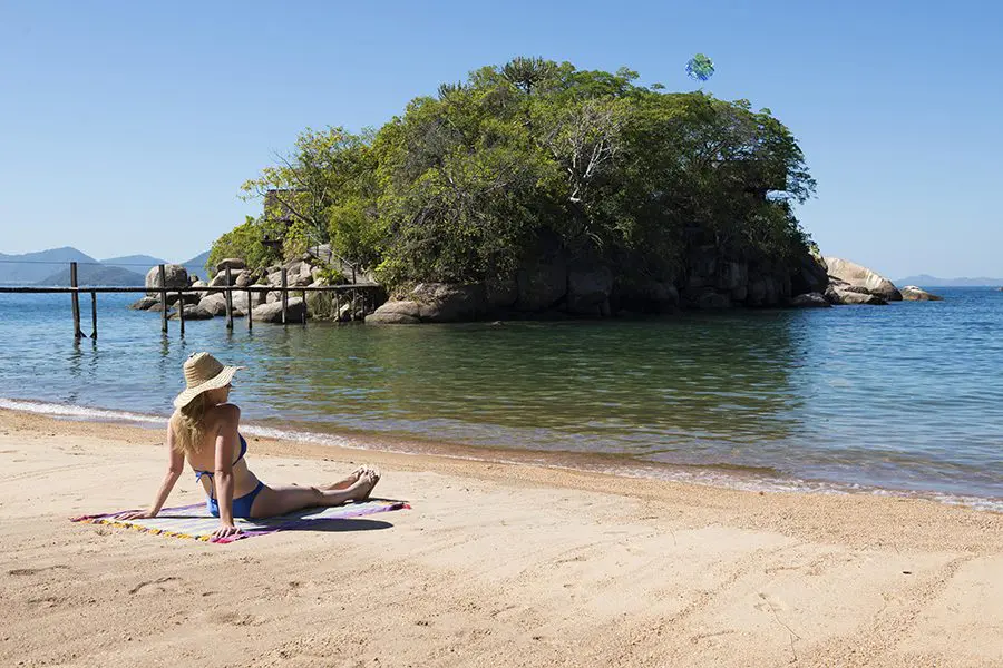 Mujer sentada a orillas del lago Malawi en la isla de Mumbo, Malawi.