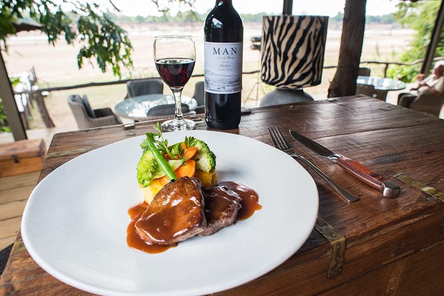 Deliciosa comida y vino