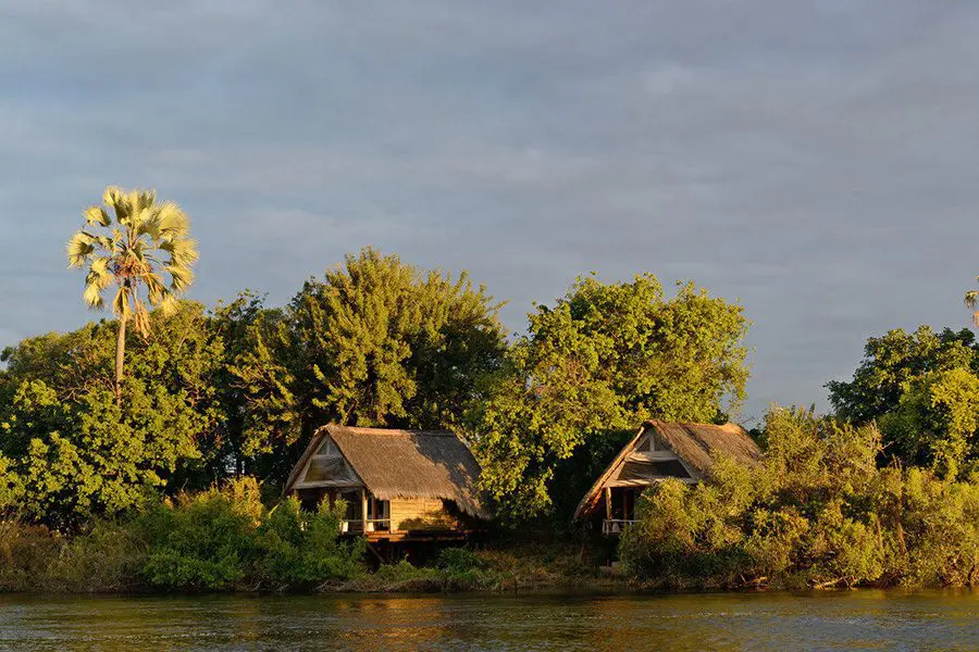sindabezi-island-lodge-private-open-frontted-chalets