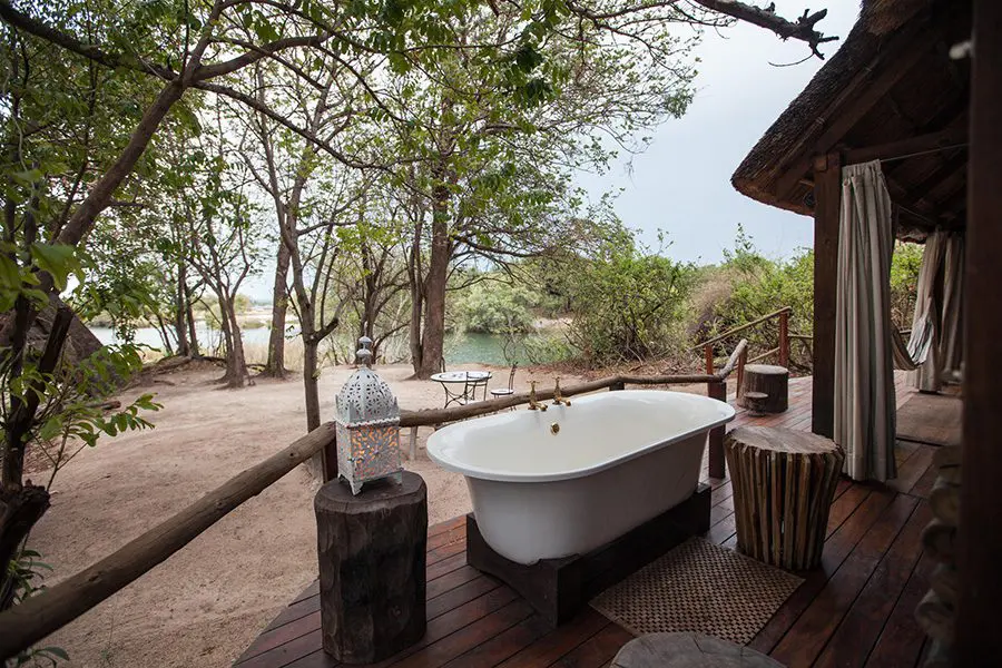 sindabezi-island-lodge-honeymoon-chalet-outdoor-tub-and-view