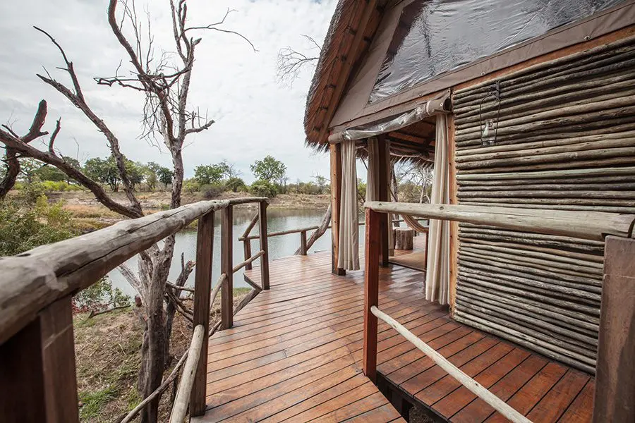 sindabezi-island-lodge-sunrise-chalet-approach-walkway