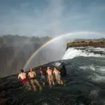 Diríjase a la isla de Livingstone para darse un atrevido chapuzón en la Piscina del Diablo 