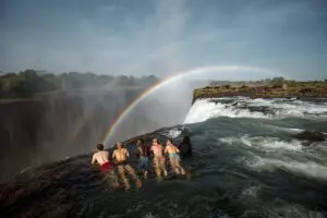 Diríjase a la isla de Livingstone para darse un atrevido chapuzón en la Piscina del Diablo 