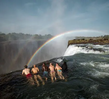 Diríjase a la isla de Livingstone para darse un atrevido chapuzón en la Piscina del Diablo 