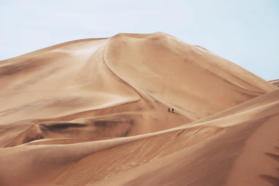 Escalar una duna en el desierto de Namibia | Go2Africa