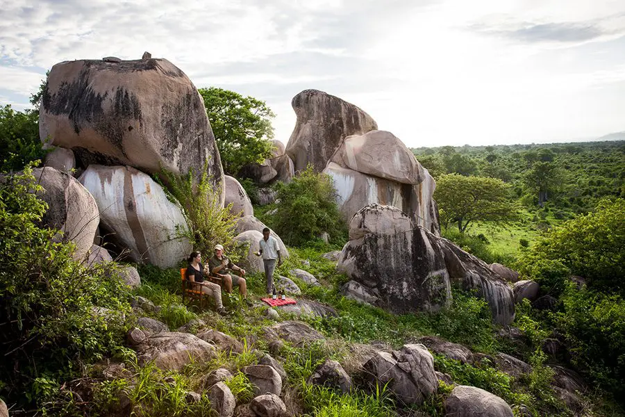 Gente disfrutando de la puesta de sol en el Parque Nacional de Ruaha, Tanzania.