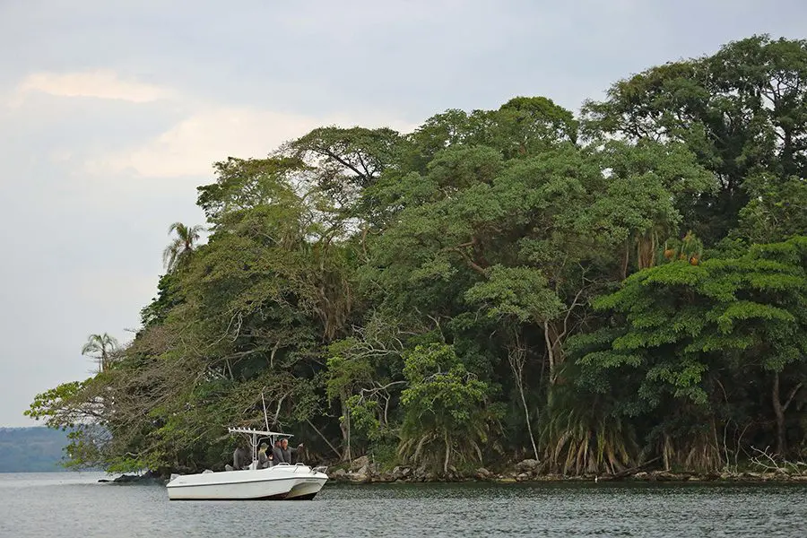 Vaarsafari op het Victoriameer in het Rubondo Island National Park, Tanzania.