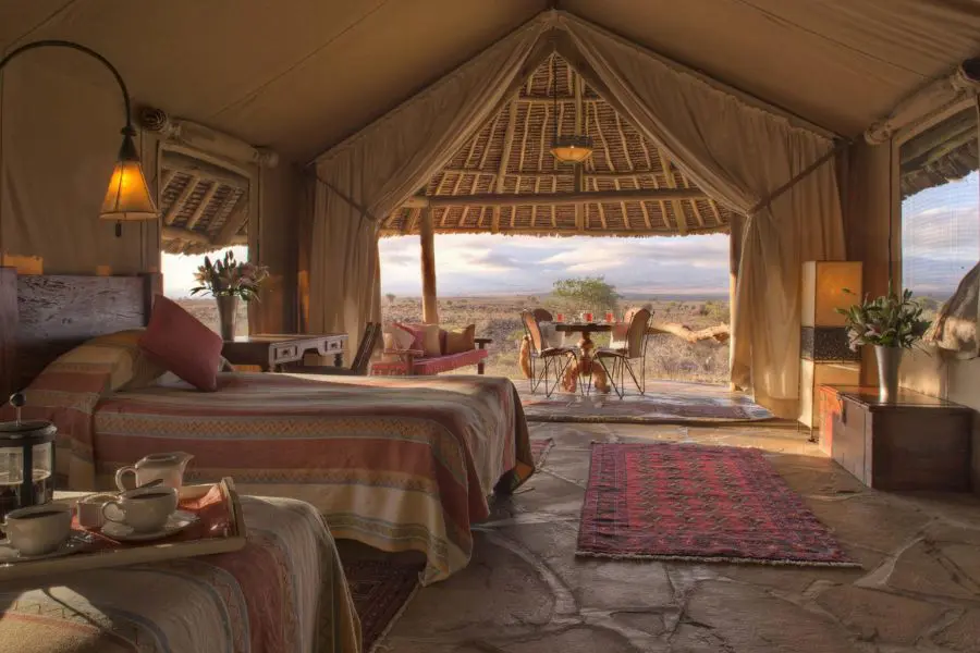 Vista e interior de la tienda en Elewana Tortilis Camp Amboseli.