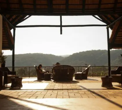 Terraza del Kitela Lodge con espectaculares vistas de la zona de conservación del Ngorongoro.
