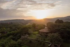 Puesta de sol en el Kyambura Gorge Lodge.