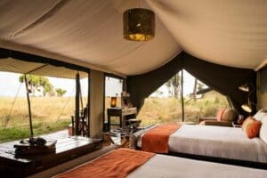 Interior de la tienda del Lemala Mara Tented Camp.