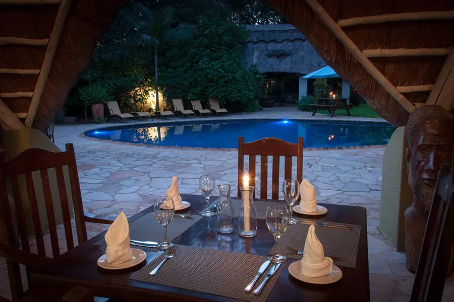 Cenar junto a la piscina. 