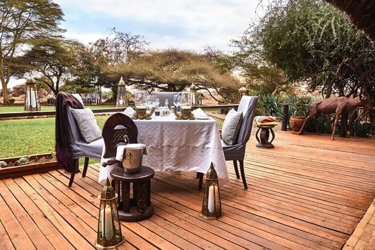 Almuerzo en la cubierta del Tawi.