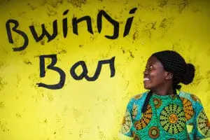 Conozca a inspiradores lugareños en el Bwindi Volcanoes Lodge. 