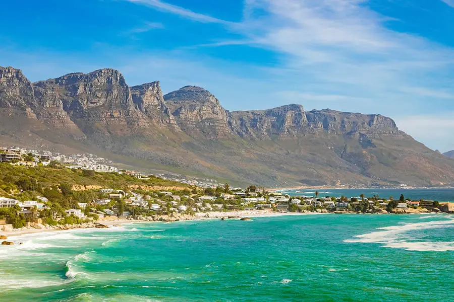 Vistas a la montaña y a la playa en Ciudad del Cabo, Sudáfrica.