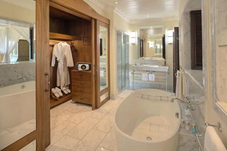 hemmingways-nairobi-deluxe_suite_baño