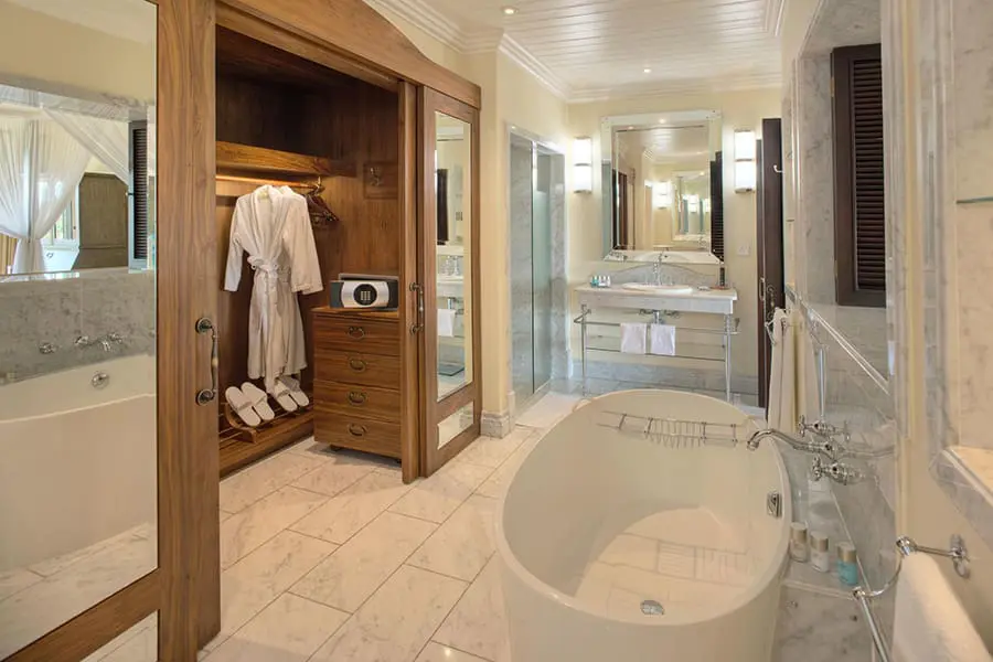 hemmingways-nairobi-deluxe_suite_bathroom