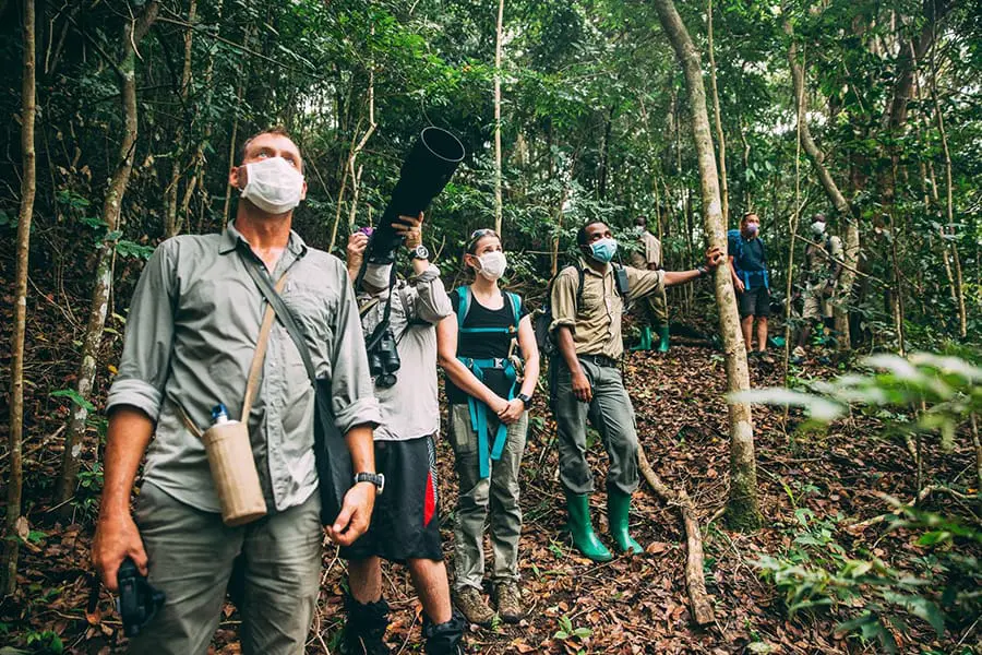 Grupo de personas en una excursión con chimpancés en el Parque Nacional de Mahale, Tanzania.