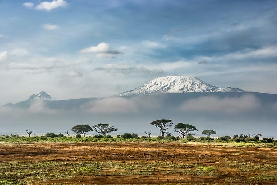 El monte Kilimanjaro en la lejanía de la sabana en Tanzania.