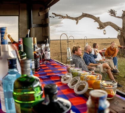 Instalación de un bar en el campamento de Naboisho