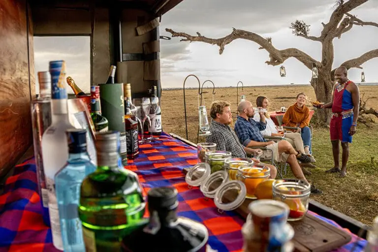 Instalación de un bar en el campamento de Naboisho