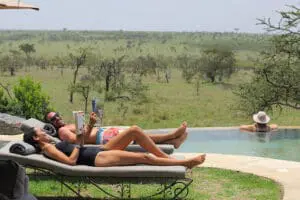 Relajación absoluta en el campamento de Naboisho, tomando el sol junto a la piscina. 