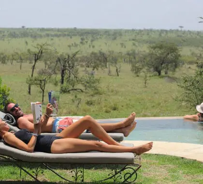 Relajación absoluta en el campamento de Naboisho, tomando el sol junto a la piscina. 