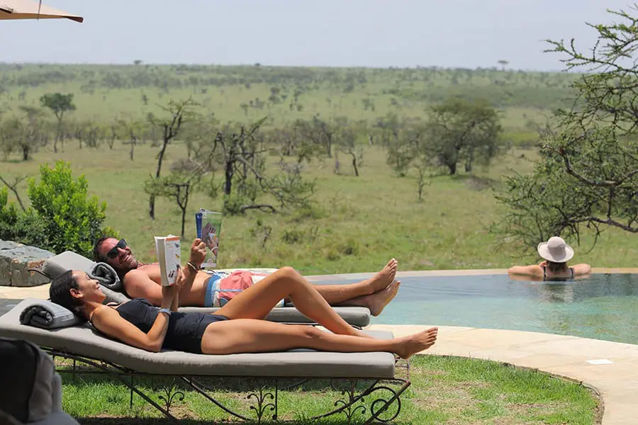 Relajación absoluta en el campamento de Naboisho, tomando el sol junto a la piscina. 