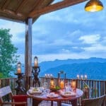 Cena romántica con vistas elevadas