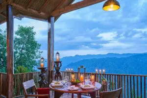 Cena romántica con vistas elevadas