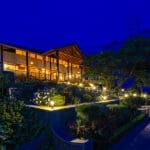 El salón y el comedor del lodge iluminados al anochecer.