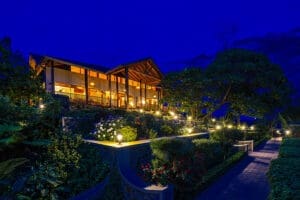 El salón y el comedor del lodge iluminados al anochecer.
