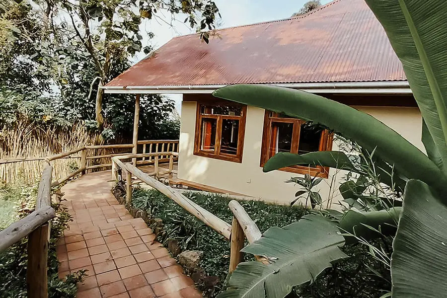 nkuringo-bwindi-gorilla-lodge-cottage-pasarela
