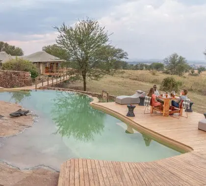 Siéntese junto a la piscina y disfrute de la naturaleza que le rodea. 