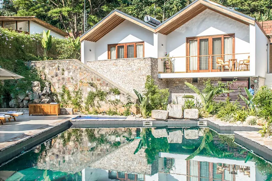 the-retreat-salt-water-pool-hot-tub-and-diving-rocks