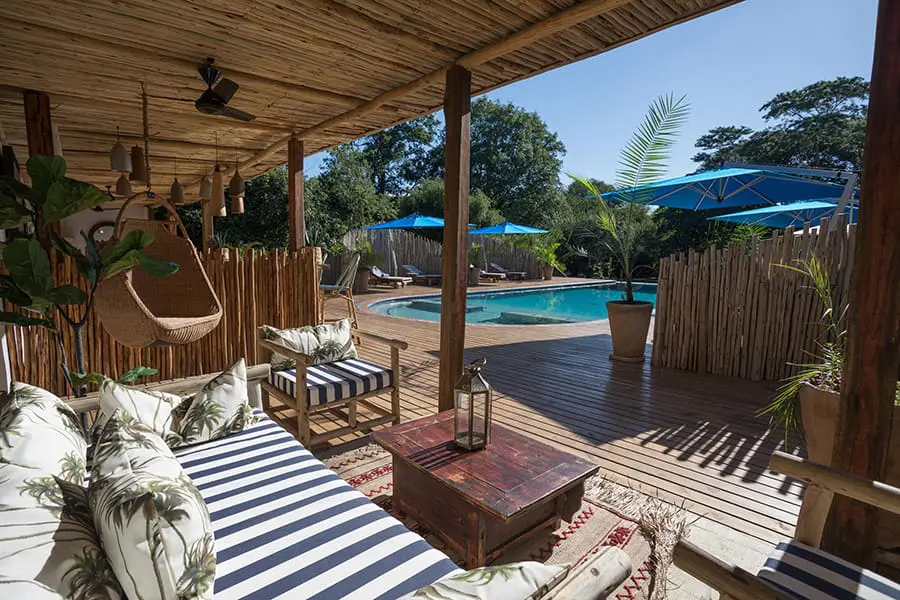 Zona de estar cubierta junto a la piscina del Tongabezi Lodge | Go2Africa