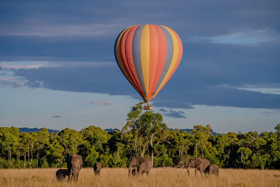 Un globo aerostático sobrevuela el masai mara cerca del campamento del pequeño gobernador