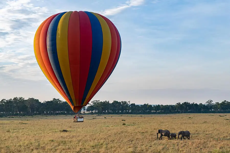 Paseo en globo aerostático sobre el Masai Mara en el Little Governors Camp de Kenia.