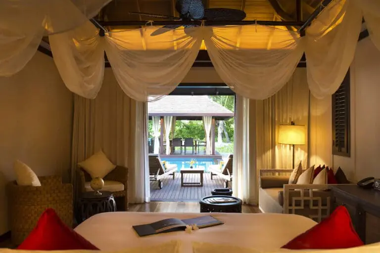 Villa con piscina en la playa.