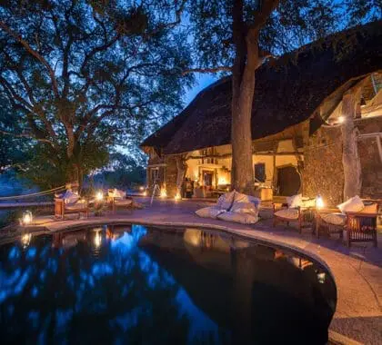 Luangwa Safari House iluminada por la noche. 
