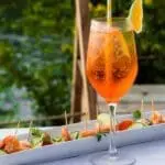 Disfrute de una copa al atardecer tras un día en la playa.