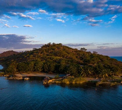 El lodge está situado en la isla de Nankoma, en el Parque Nacional del Lago Malaui.